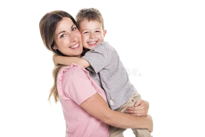 files/madre-joven-feliz-con-un-nino-en-el-fondo-blanco-99079464.webp